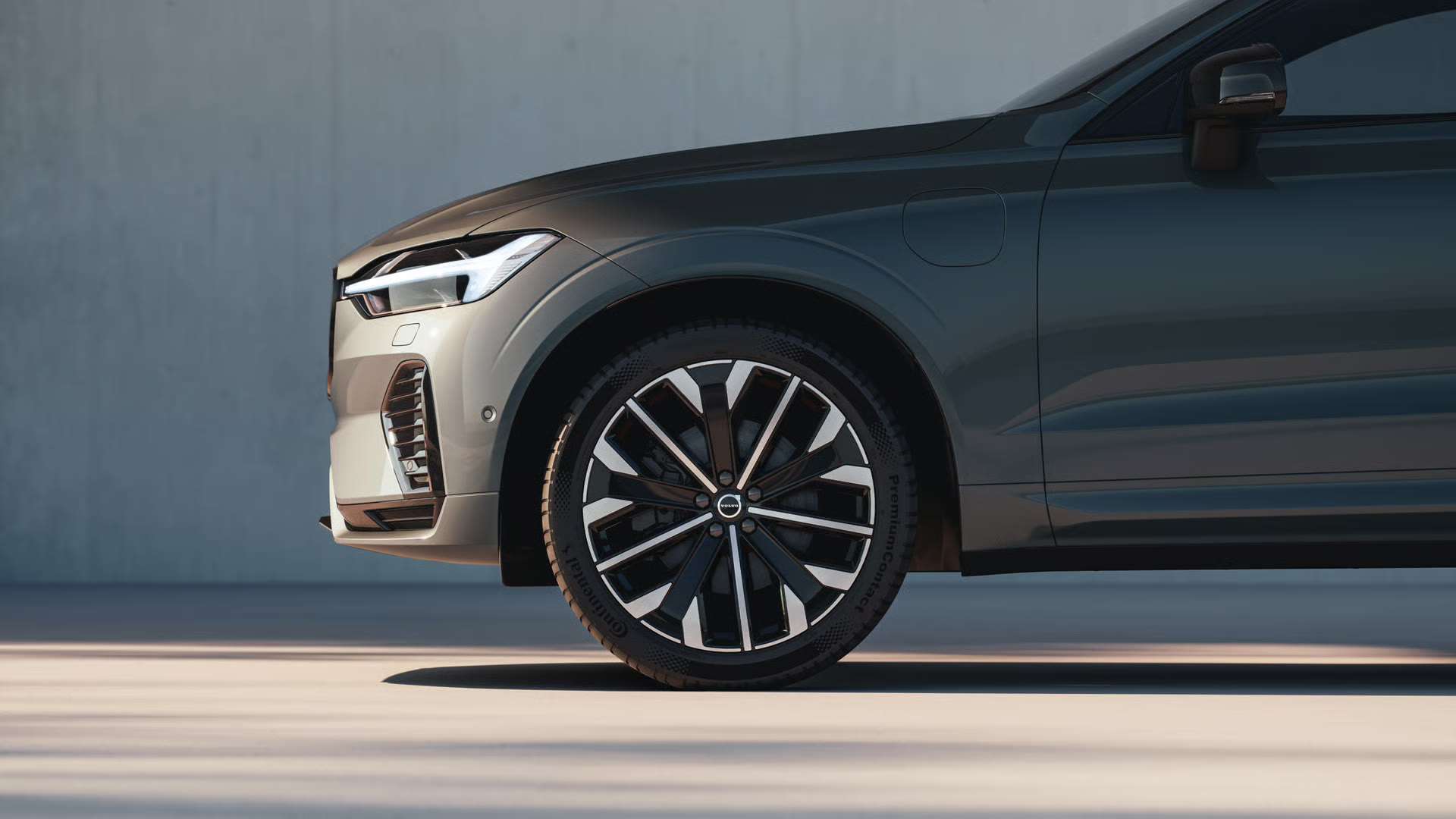 volvo-xc60-plug-in-hybrid-Overview_Gallery_3-16x9-1